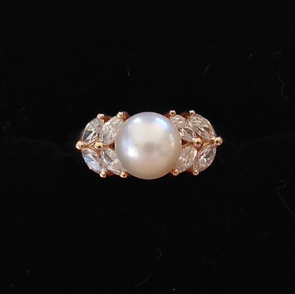 14K Pearl DQ Diamond Ring